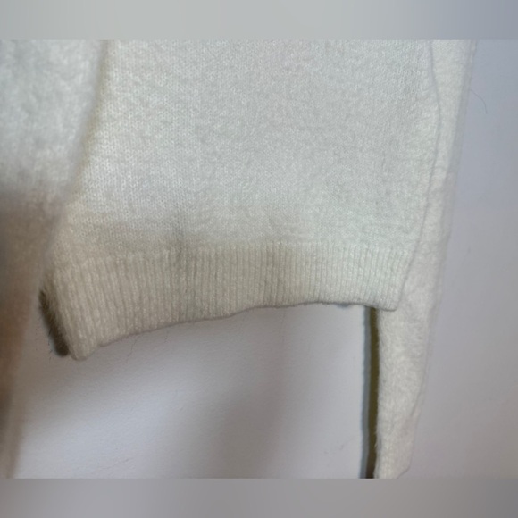 Urban Outfitters Women’s White Cropped Fuzzy Sweater Size Small - Picture 6 of 7